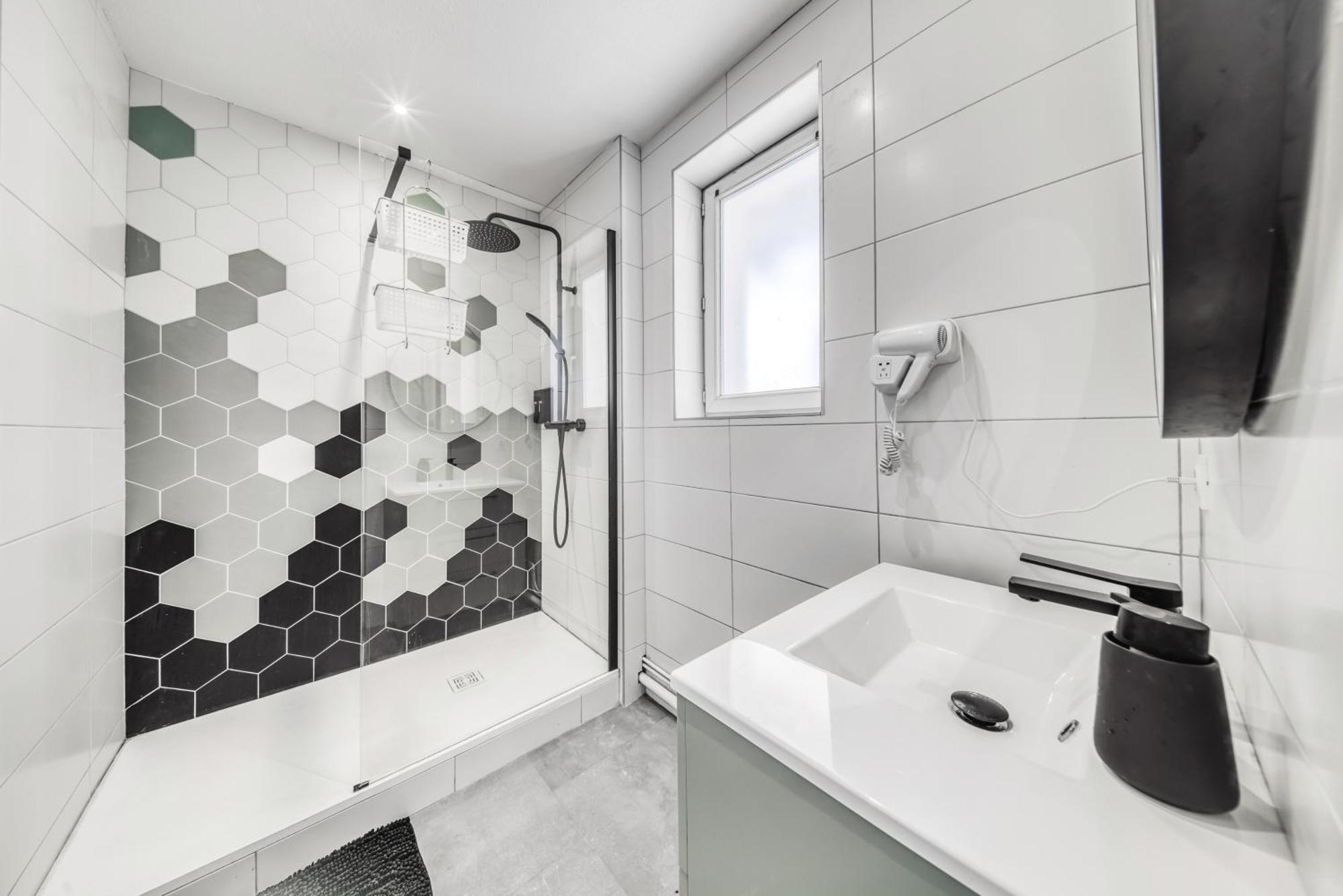 Apartment L'aventure: Gaming Haven With Arcade, Billiards & Family-friendly Amenities *